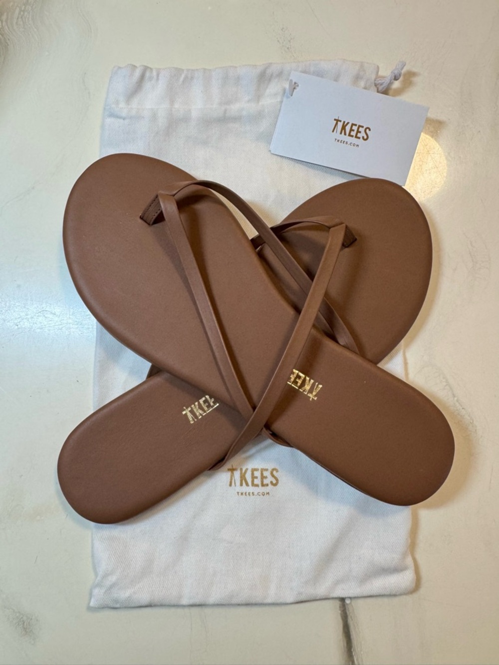 TKEES Women's Heat Wave Foundation Matte Minimalist Leather Flip Flop Sandals - Picture 2 of 2